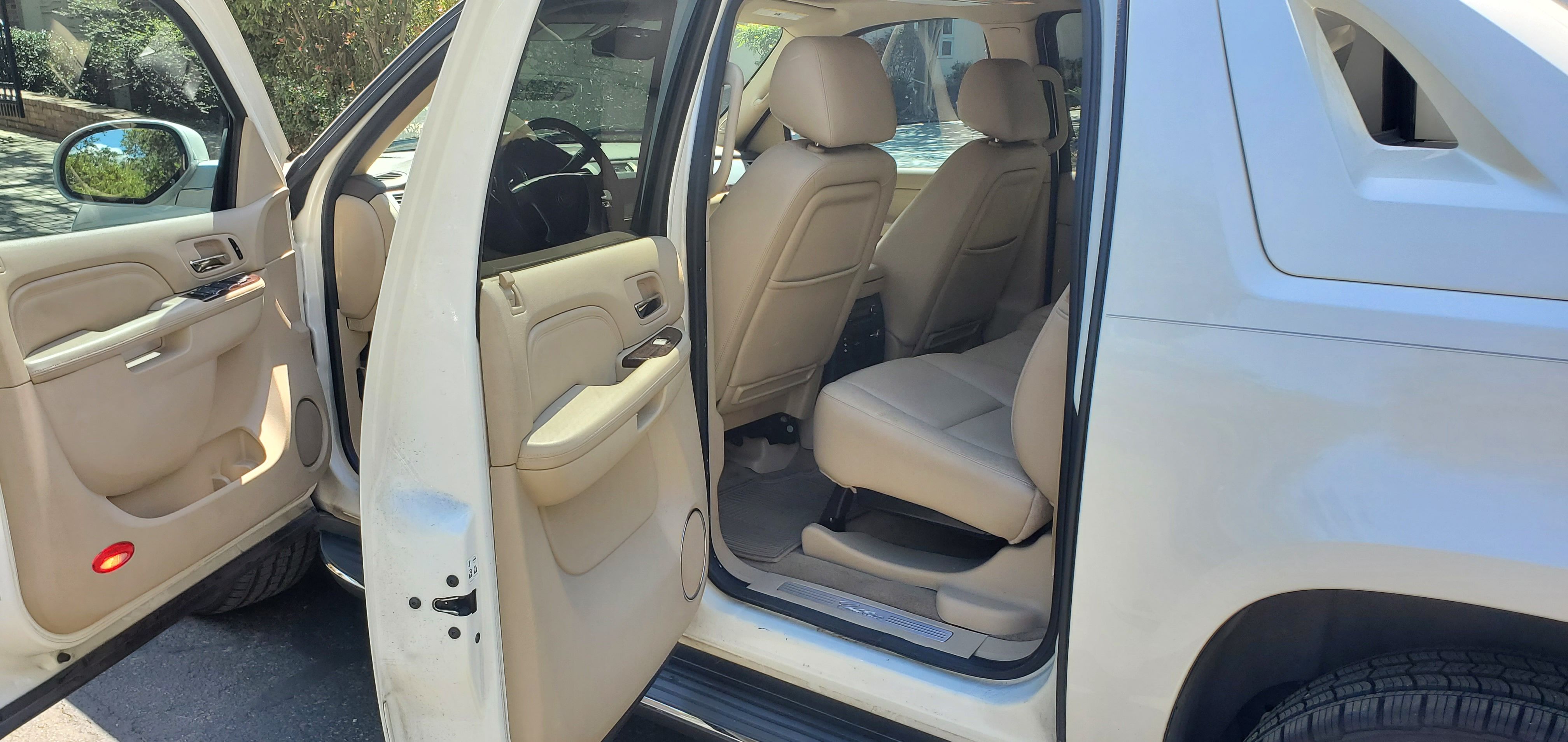 Used 2012 Cadillac Escalade EXT Luxury AWD/4WD image 12