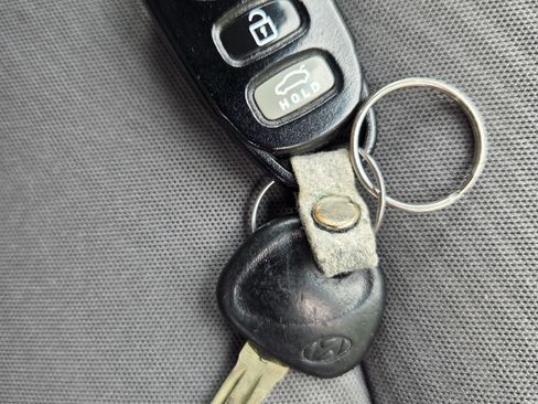 Used 2013 Hyundai Elantra GLS w/ Preferred Pkg FWD image 11