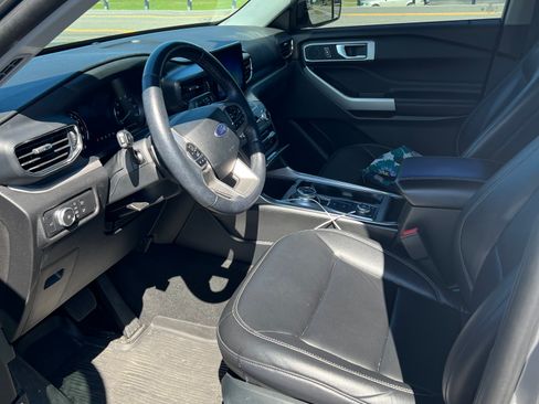 Used 2021 Ford Explorer XLT w/ Equipment Group 202A AWD/4WD image 5