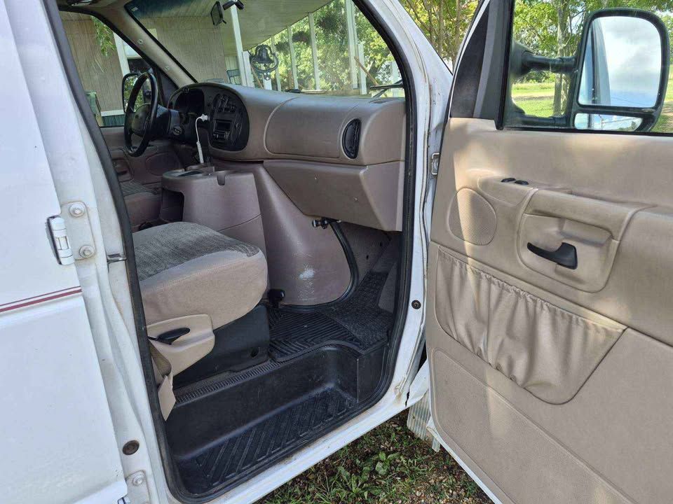 Used 2000 Ford E-350 and Econoline 350 Wagon RWD image 18