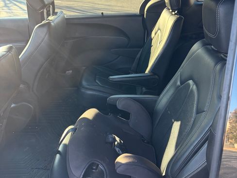 Used 2018 Chrysler Pacifica Touring-L w/ Premium Audio Group image 11