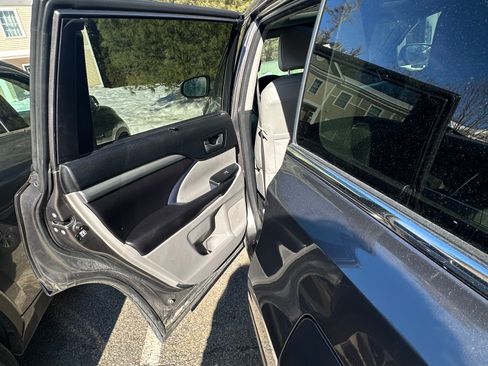 Used 2016 Toyota Highlander XLE image 12