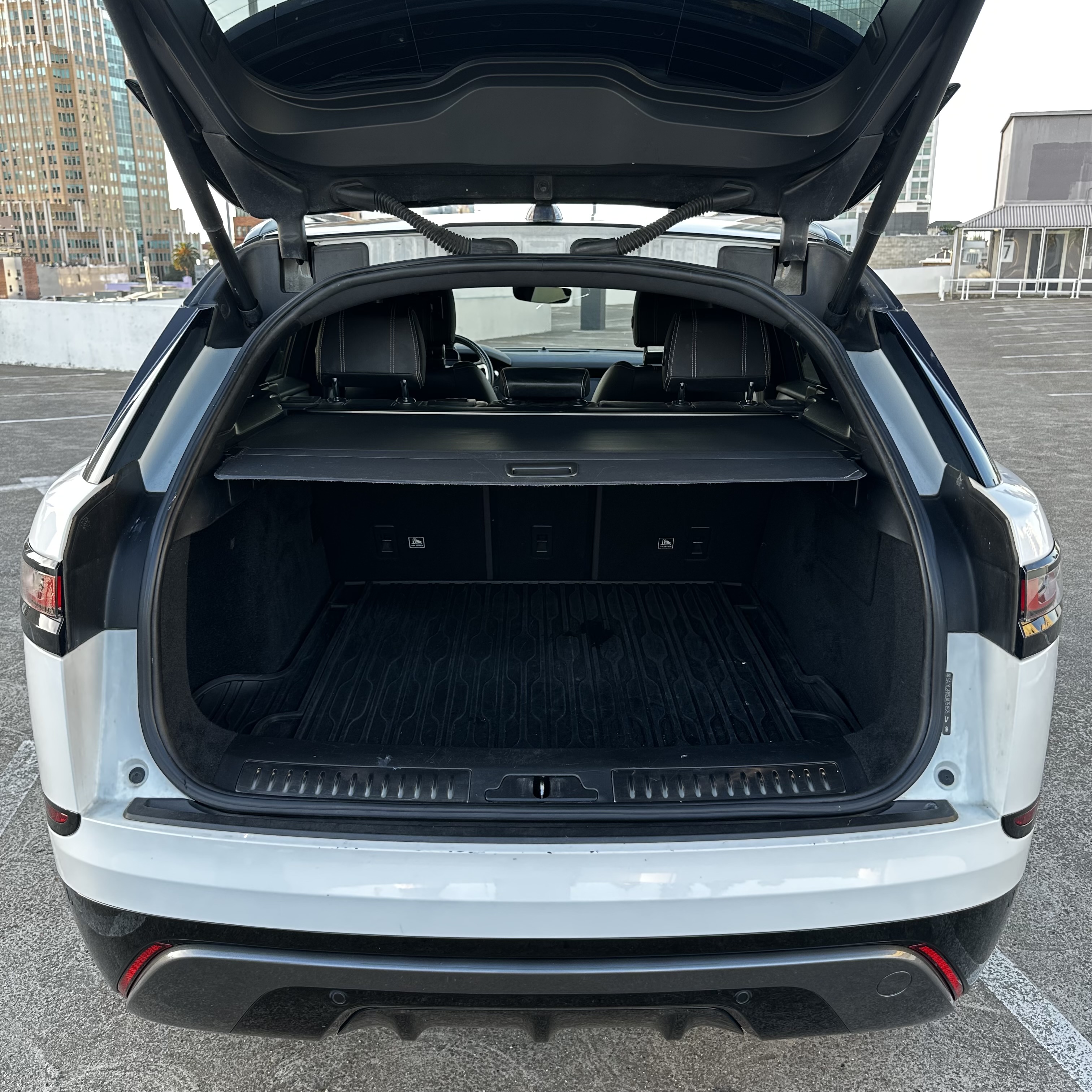 Used 2018 Land Rover Range Rover Velar R-Dynamic SE AWD/4WD image 16