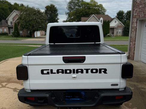 Used 2021 Jeep Gladiator Overland w/ Trailer Tow Package AWD/4WD image 11