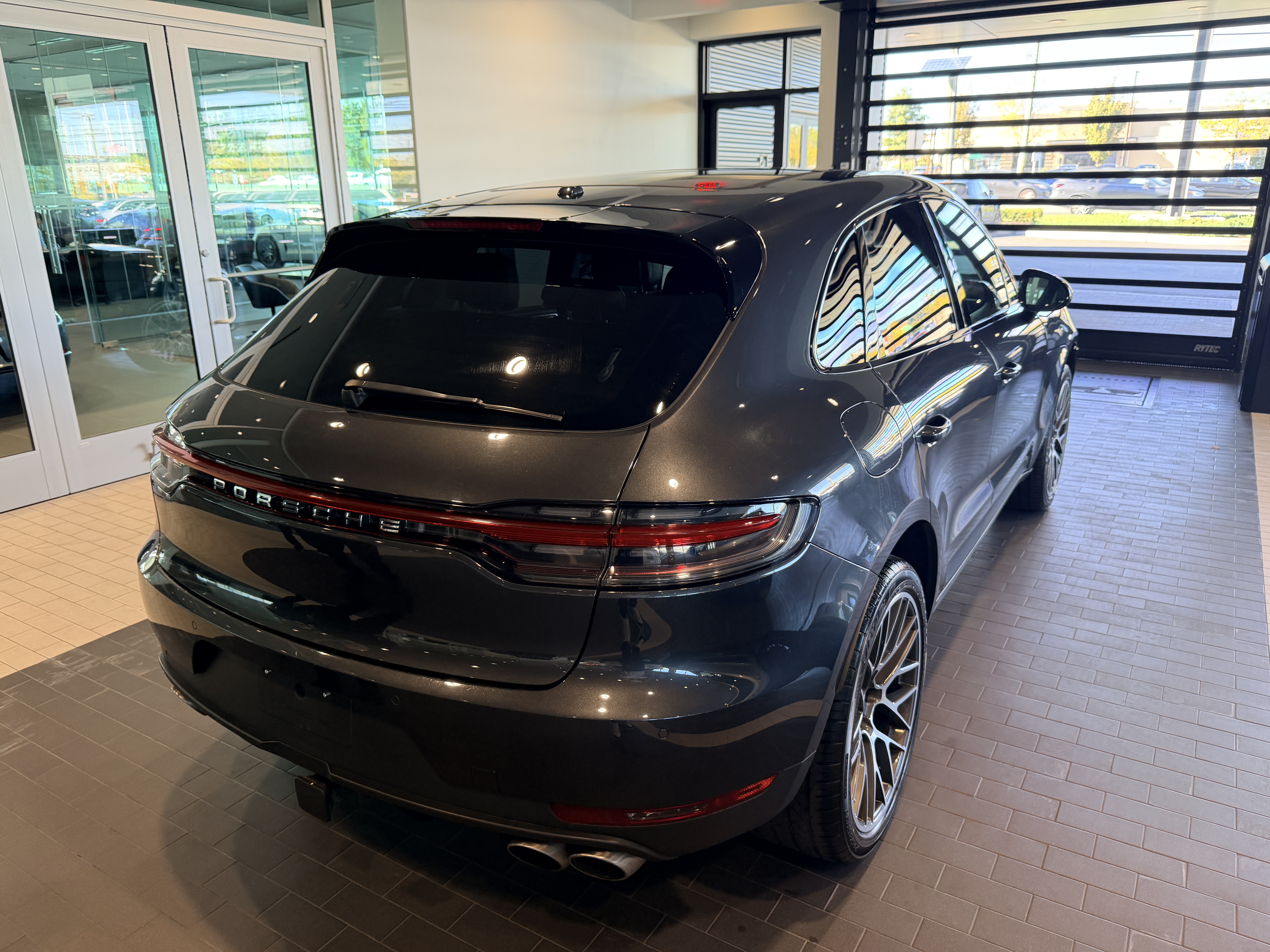 Used 2020 Porsche Macan S AWD/4WD image 32