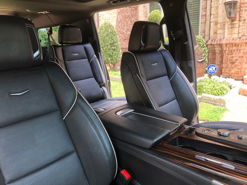 Used 2023 Cadillac Escalade ESV Premium Luxury w/ Performance Package AWD/4WD image 19
