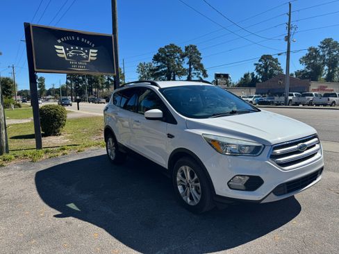 Used 2018 Ford Escape SE w/ SE Sync 3 Package image 6