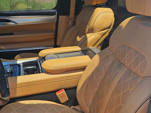 Used 2022 Jeep Grand Wagoneer Series III w/ Rear Seat Video Group 1 AWD/4WD image 15