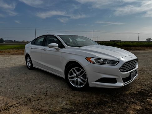 Used 2015 Ford Fusion SE image 1