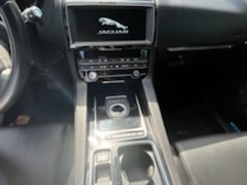 Used 2020 Jaguar F-PACE Premium image 10