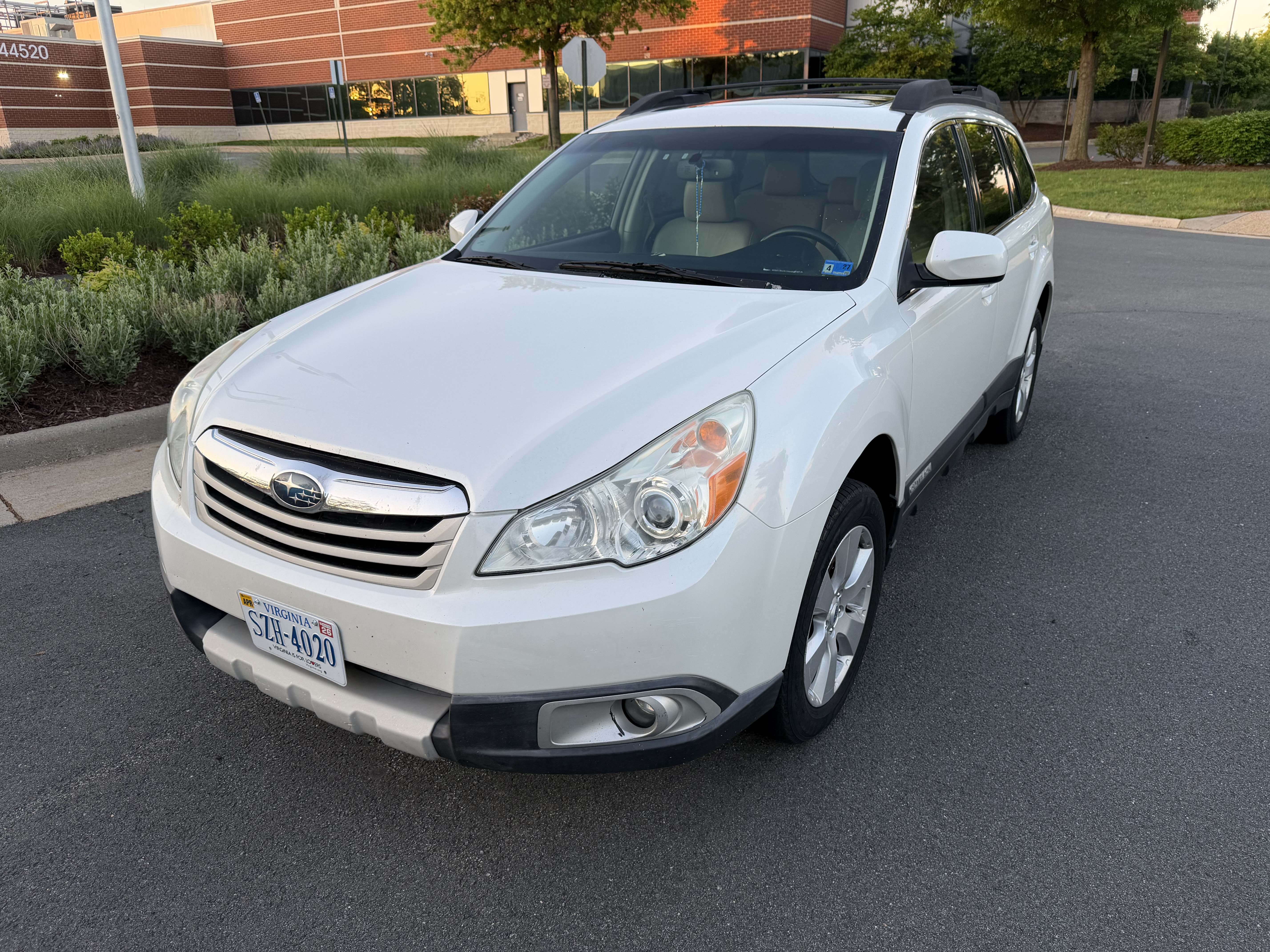 Used 2012 Subaru Outback 2.5i Limited AWD/4WD image 1