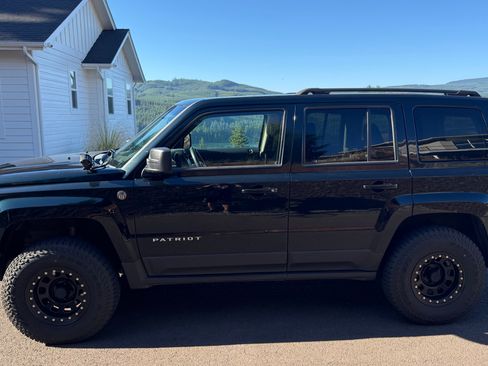 Used 2013 Jeep Patriot Latitude w/ Sun/Sound Group AWD/4WD image 4