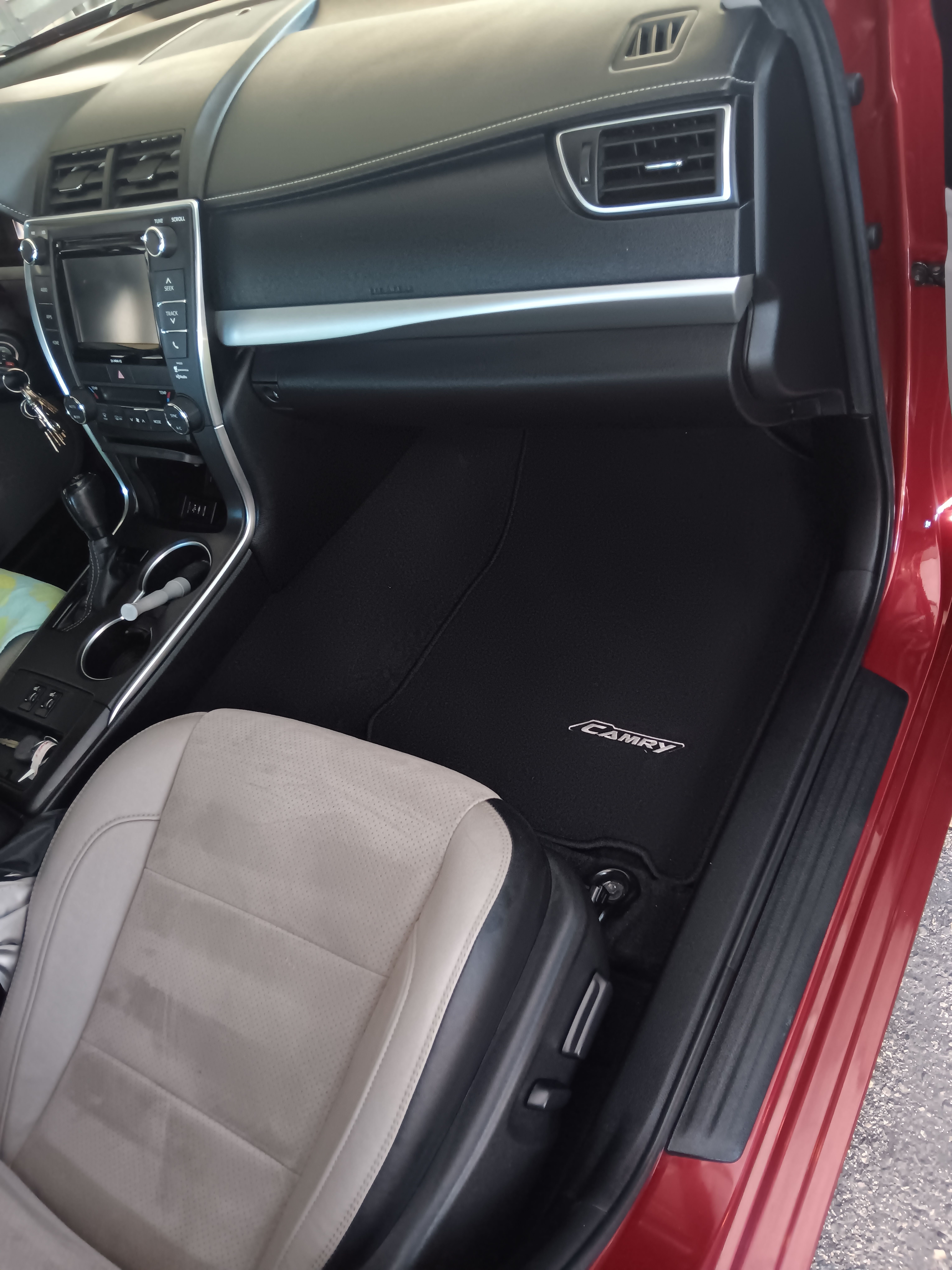 Used 2016 Toyota Camry XSE FWD image 16