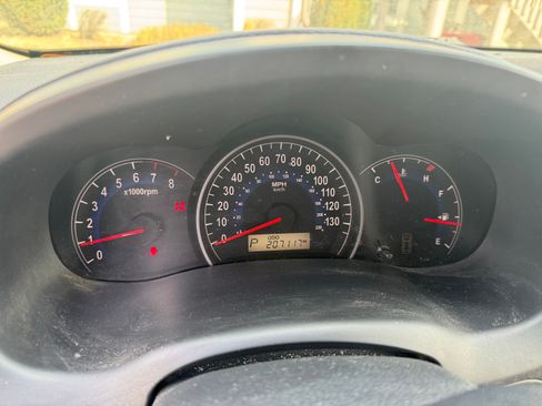 Used 2007 Hyundai Entourage GLS image 5