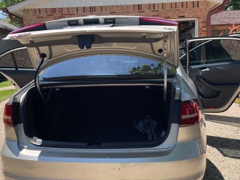 Used 2016 Volkswagen Jetta S image 2