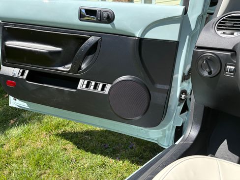 Used 2010 Volkswagen Beetle Final Edition image 14