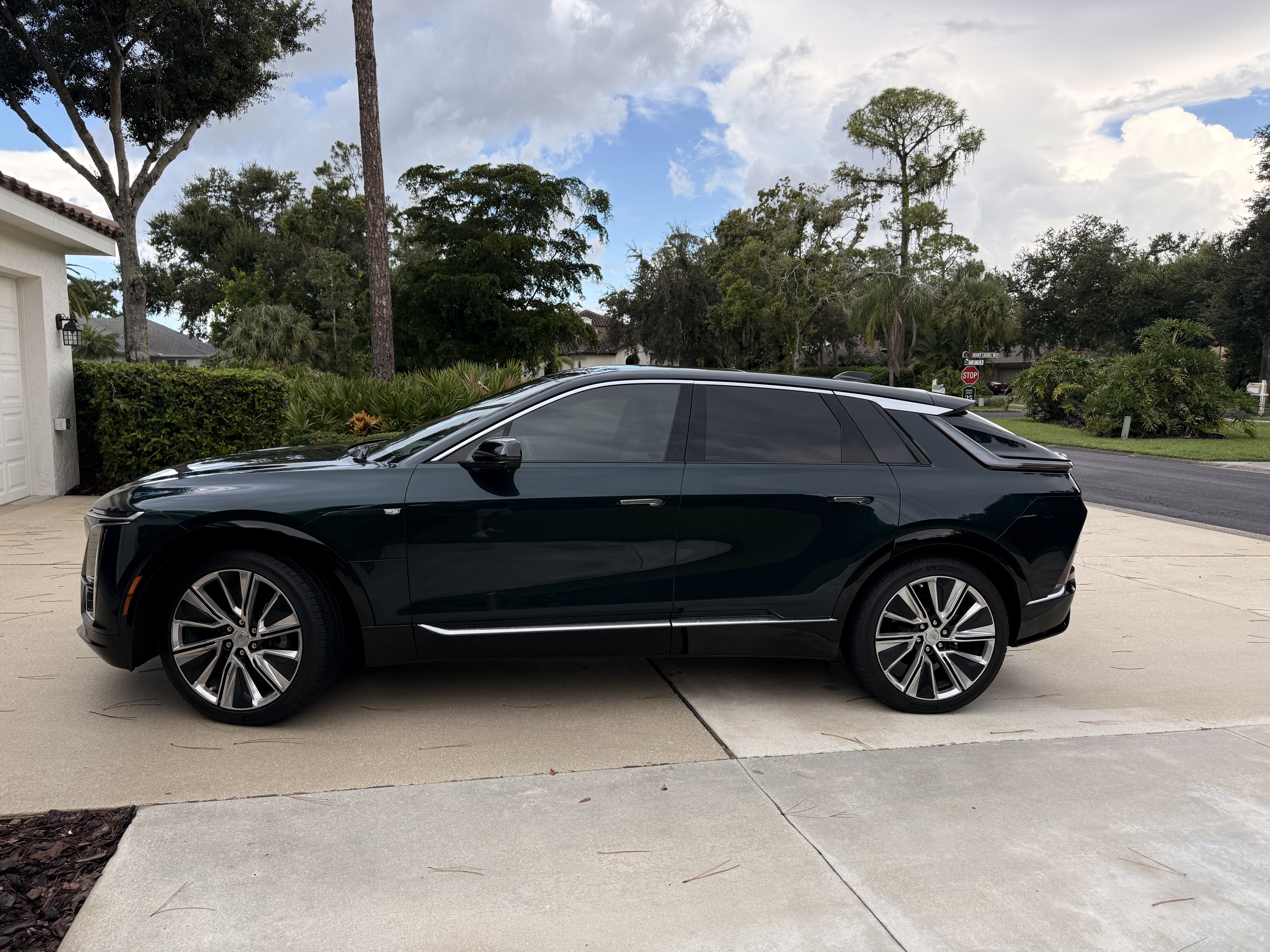 Used 2025 Cadillac Lyriq Luxury w/ Nappa Leather Package AWD/4WD image 2