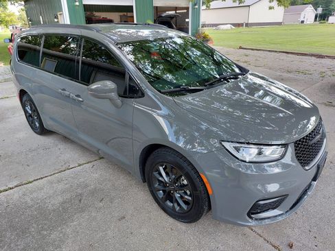 Used 2021 Chrysler Pacifica Touring w/ S Appearance Package image 12