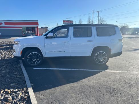Used 2022 Jeep Grand Wagoneer Series III w/ Rear Seat Video Group 1 image 4