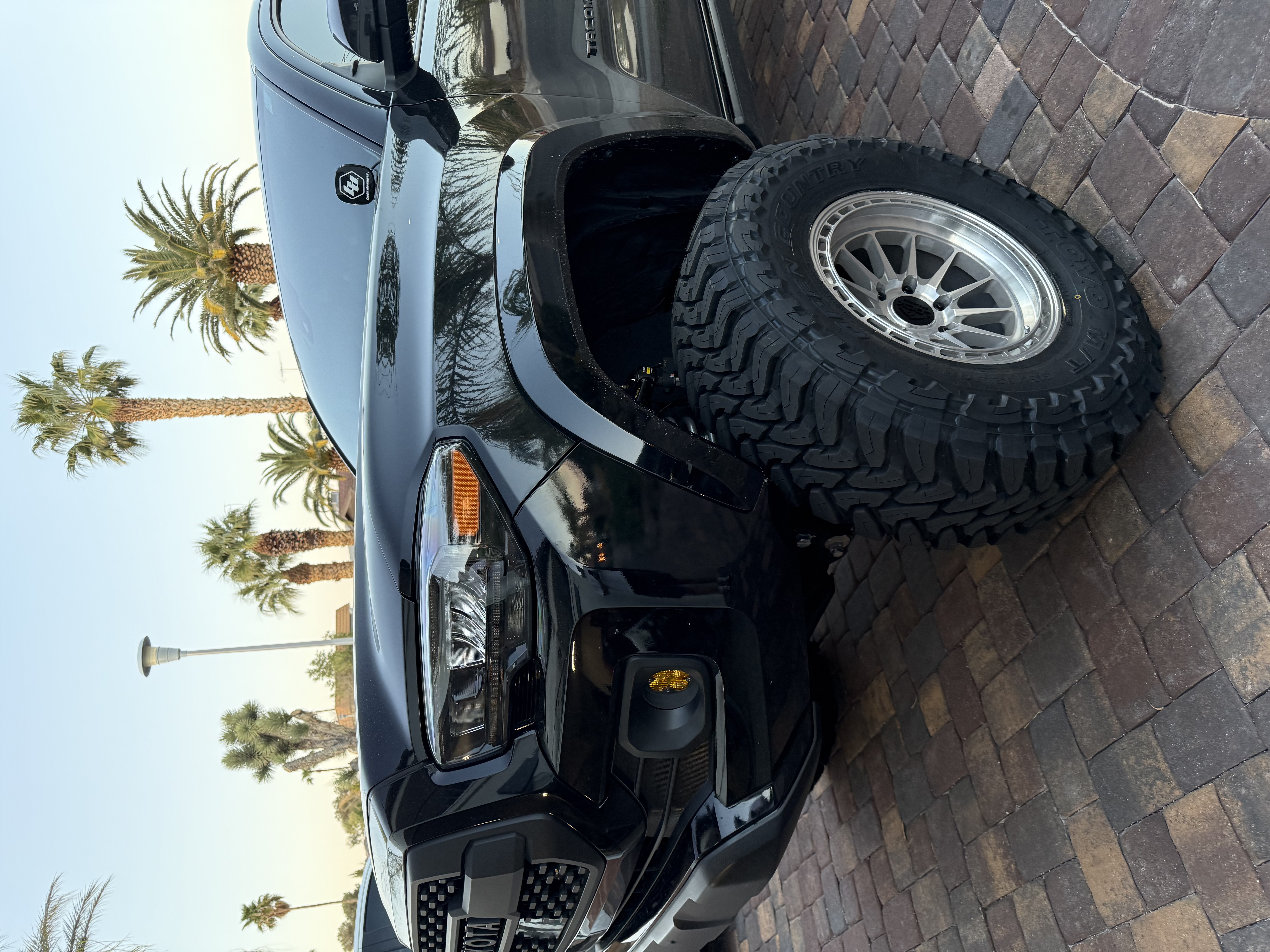 Used 2022 Toyota Tacoma SR5 w/ Technology Package AWD/4WD image 2