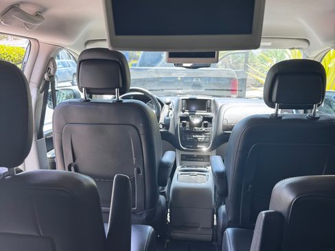 Used 2015 Chrysler Town & Country Touring-L w/ Driver Convenience Group FWD image 15