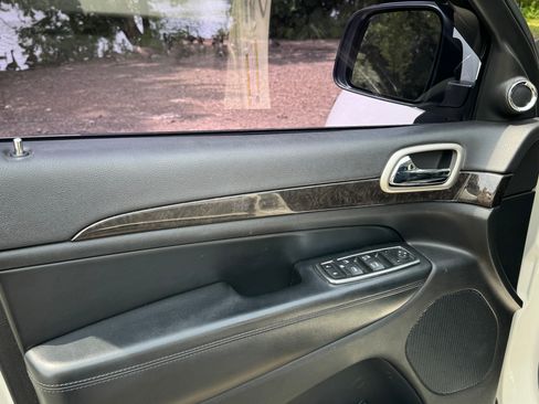 Used 2012 Jeep Grand Cherokee Laredo AWD/4WD image 14