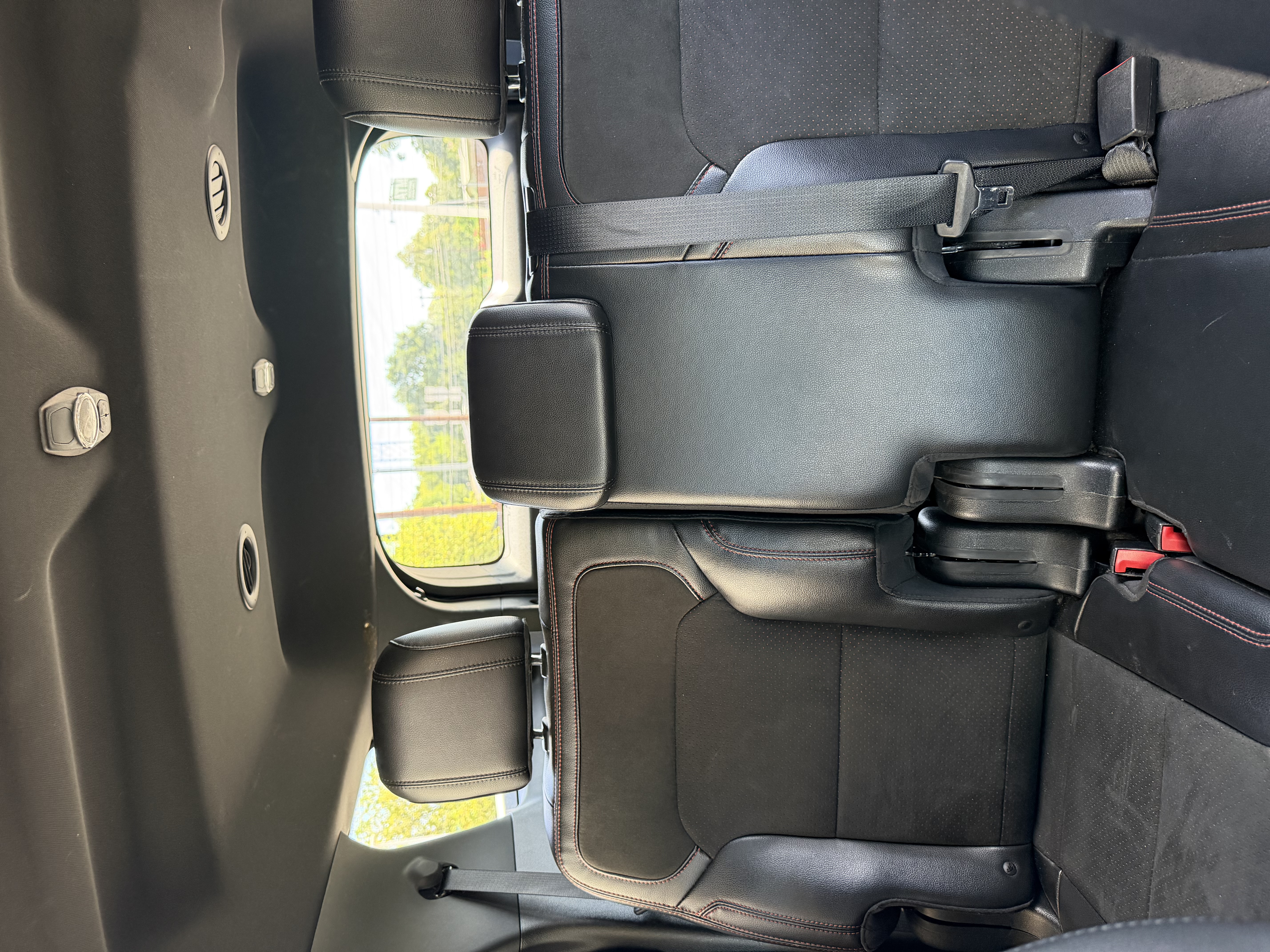 Used 2018 Ford Explorer XLT w/ Equipment Group 202A FWD image 26