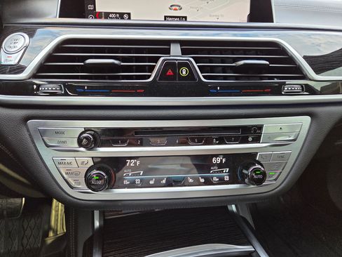 Used 2019 BMW 750i w/ Executive Package image 19