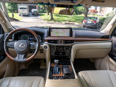 Used 2019 Lexus LX 570 4WD w/ Luxury Package image 18