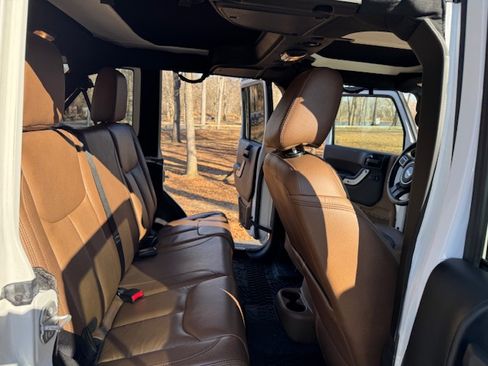 Used 2016 Jeep Wrangler Unlimited Sahara w/ Connectivity Group image 13
