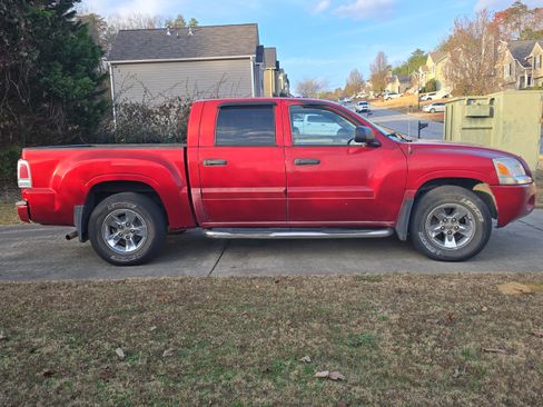 Used 2006 Mitsubishi Raider XLS image 4