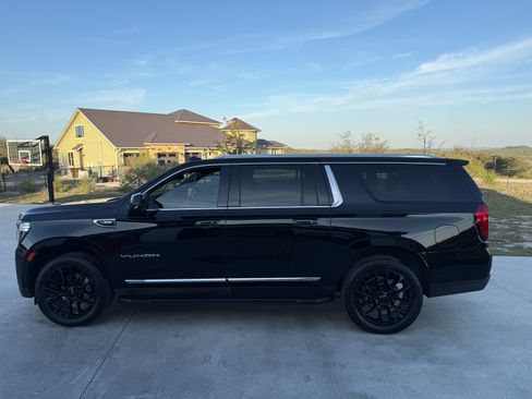 Used 2022 GMC Yukon XL SLT w/ SLT Luxury Package image 6