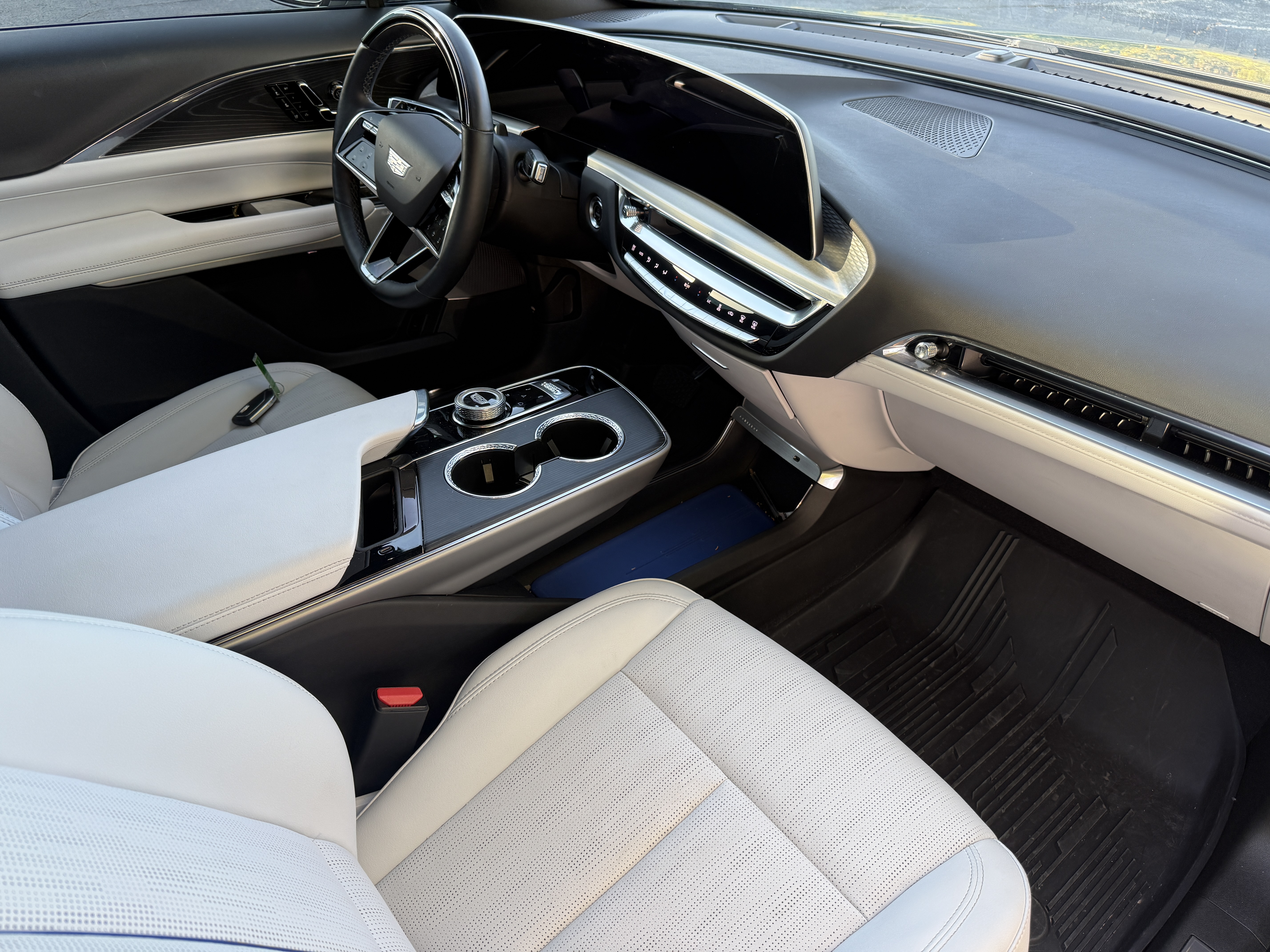 Used 2024 Cadillac Lyriq Sport w/ LPO, Floor Liner Package AWD/4WD image 9
