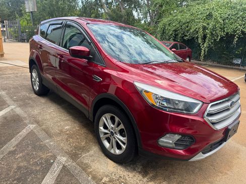 Used 2017 Ford Escape SE w/ SE Cold Weather Package AWD/4WD image 4