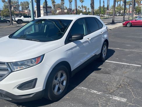 Used 2018 Ford Edge SE FWD image 2