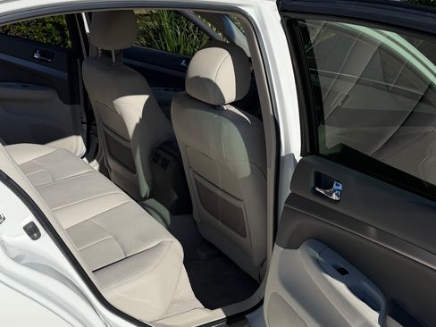 Used 2015 INFINITI Q40 w/ Moonroof Package image 10