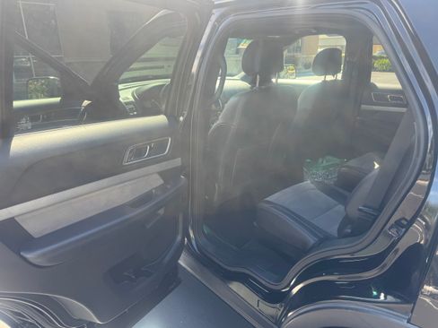 Used 2017 Ford Explorer XLT w/ Equipment Group 202A AWD/4WD image 11