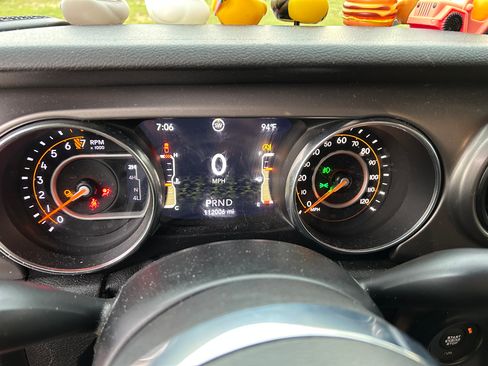 Used 2020 Jeep Gladiator Sport w/ Quick Order Package 24S AWD/4WD image 13