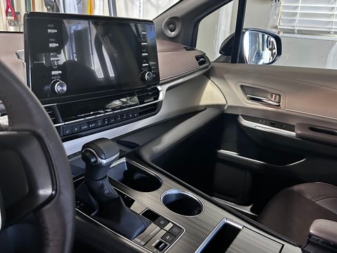 Used 2023 Toyota Sienna Platinum image 8