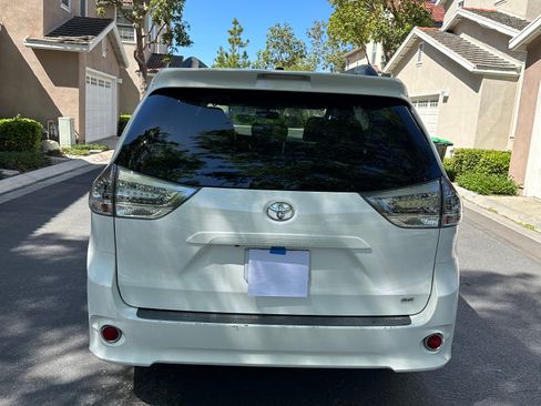 Used 2015 Toyota Sienna SE Premium image 14