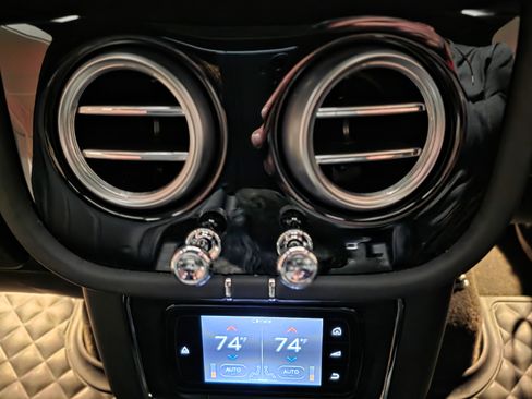 Used 2018 Bentley Bentayga Onyx Edition image 10