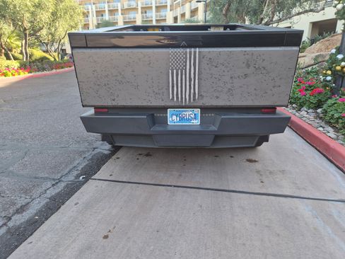 Used 2024 Tesla Cybertruck AWD Crew Cab image 8