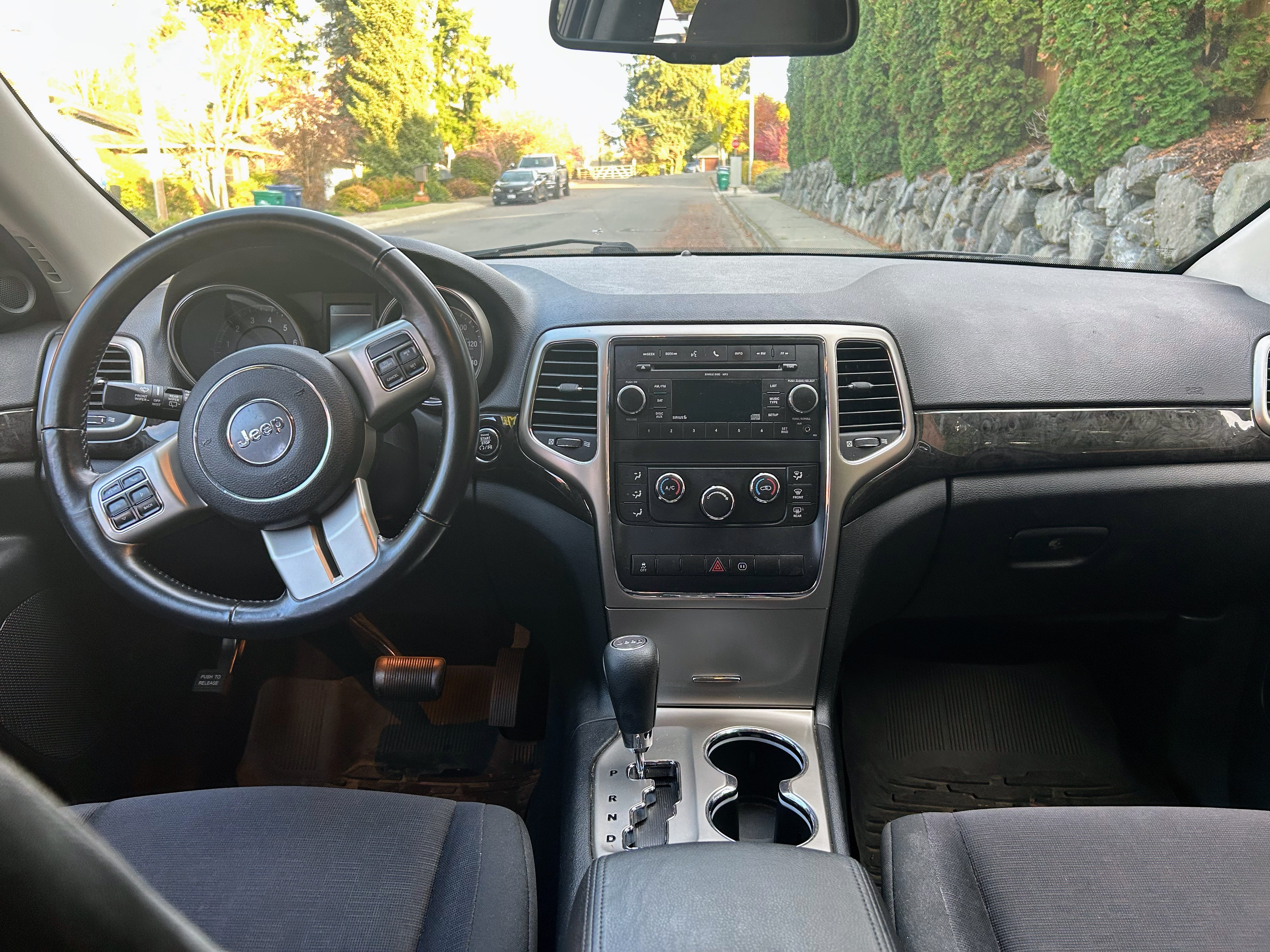 Used 2011 Jeep Grand Cherokee Laredo w/ Security & Convenience Group AWD/4WD image 9