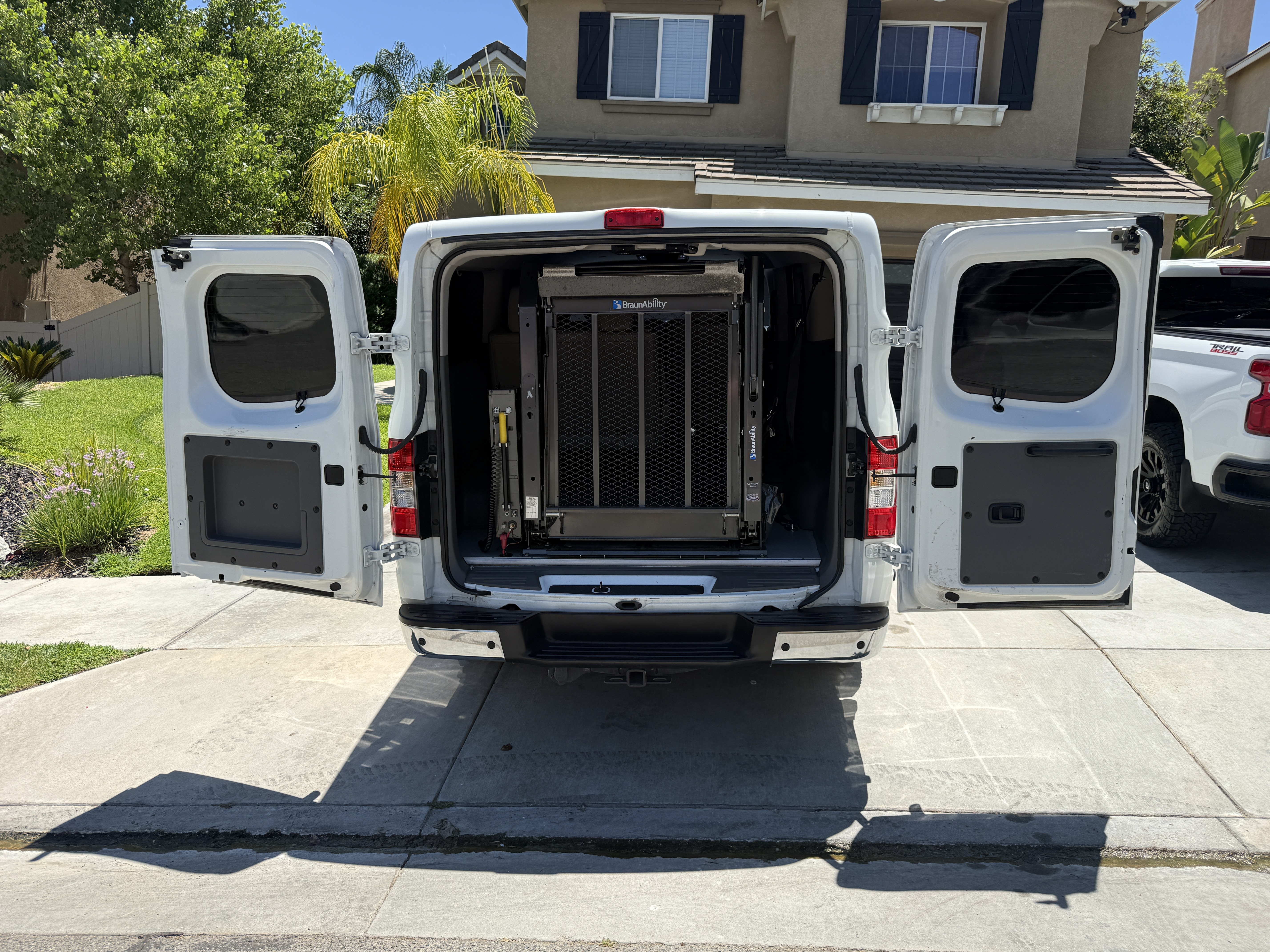 Used 2015 Nissan NV 3500 SL w/ Technology Package RWD image 5