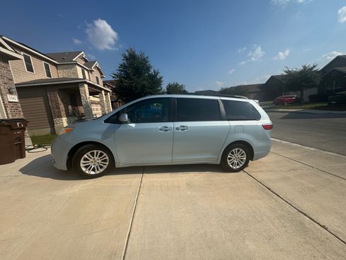 Used 2016 Toyota Sienna XLE image 2