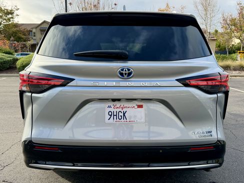 Used 2023 Toyota Sienna Platinum image 8