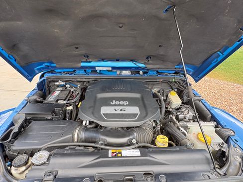 Used 2014 Jeep Wrangler Unlimited Sahara AWD/4WD image 15