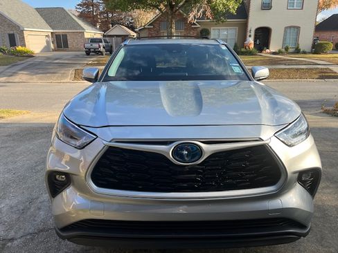 Used 2021 Toyota Highlander XLE image 2