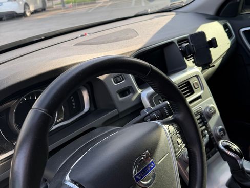 Used 2017 Volvo S60 T5 Inscription image 9