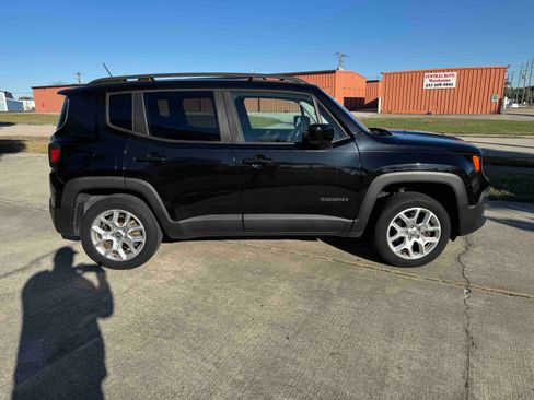 Used 2016 Jeep Renegade Latitude w/ Popular Equipment Group image 6